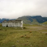 Vieille Bâtisse Abandonnée dans une Plaine Montagneuse