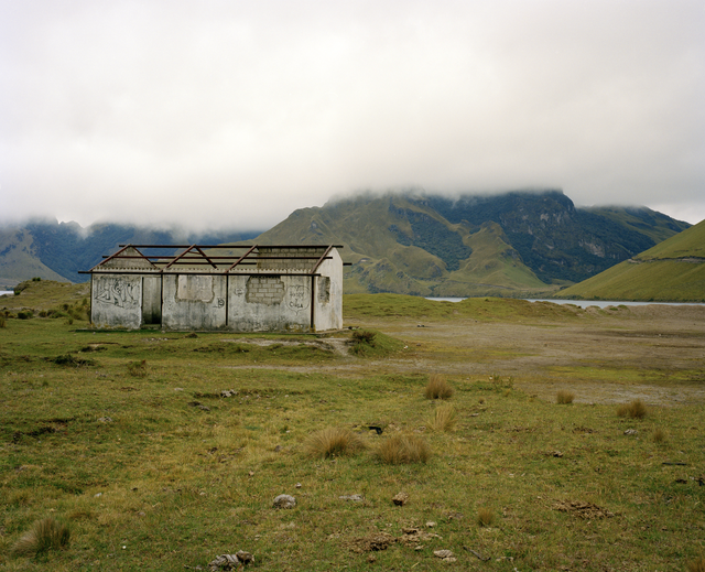 AKG816549.webp Vieille Bâtisse Abandonnée dans une Plaine Montagneuse – Image 1