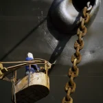 Inspection d'un bateau par un ouvrier sur une nacelle