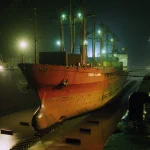 Navire de charge amarré dans un dock industriel la nuit