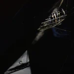 Travailleurs en Combinaisons de Protection sur Une Passerelle Élevée en Pleine Nuit