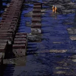 Travailleurs dans un chantier industriel