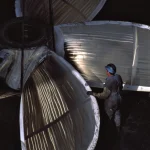 Ajustement d'une grande hélice en atelier industriel