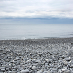 Galet sur la plage au bord de mer sous un ciel nuageux