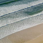 Plage vue aérienne avec vagues