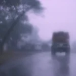 Route brumeuse avec un camion