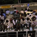 Personnes de´bordant d'un bus en déplacement