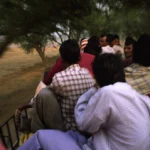 Groupe de personnes voyageant sur un véhicule en mouvement