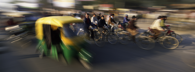 AKG820796.webp Circulation Intense dans une Rue d'Asie – Image 1