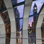 Vue à travers les vitres modernes sur une ville au crépuscule