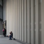 Pause devant un mur moderne