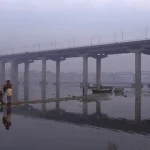 Scène de vie quotidienne près d'un pont surplombant une rivière