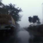 Camion sur une route floue et brumeuse