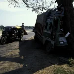 Accident de camion contre un arbre et tuk-tuk sur une route rurale