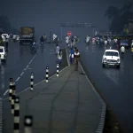 Rue animée lors d'une journée pluvieuse