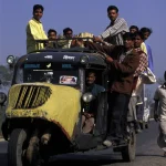 Autorickshaw bondé avec passagers sur une route