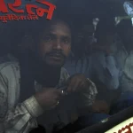 Homme regardant par une fenêtre de bus