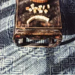 Table ancienne avec pièces de puzzle en bois