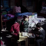 Enfants jouant avec des pièces de jeu dans un marché