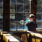 Enfant lisant dans une salle de classe en bois
