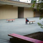 Enfant méditant sur un banc en extérieur