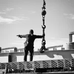 Ouvrier dirigeant une grue sur un chantier de construction