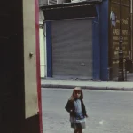 Fille dans une rue urbaine