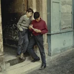 Deux garçons lisant une lettre dans une ruelle