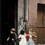 Enfants jouant dans une rue étroite