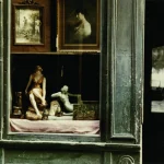 Vitrine avec sculptures et peintures anciennes.