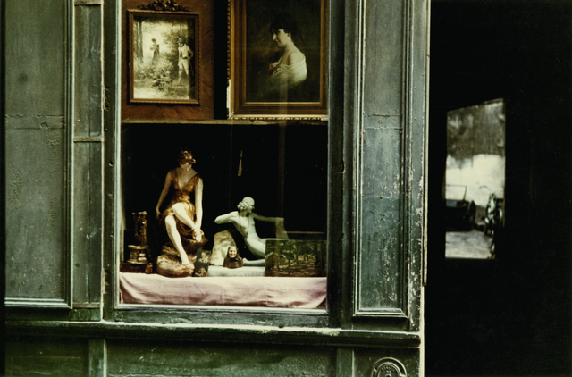 AKG830675.webp Vitrine avec sculptures et peintures anciennes. – Image 1