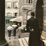 Scène Parisienne sous la pluie avec un prêtre de dos