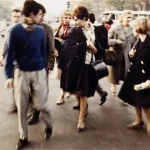 Traversée animée d'une rue en ville