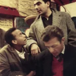 Trois hommes discutant dans un café