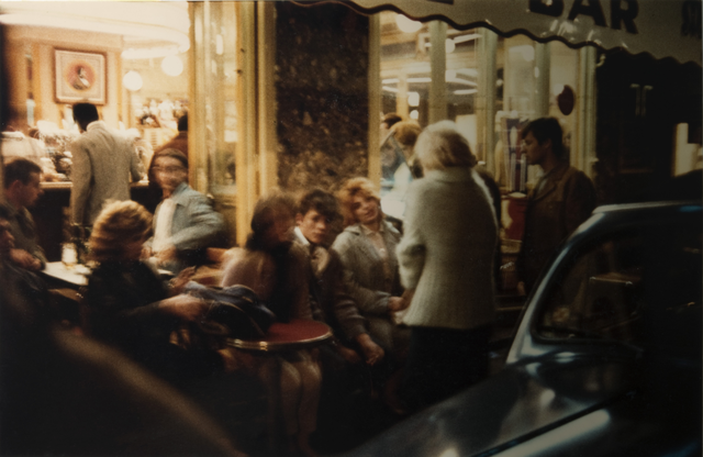 AKG830919.webp Terrasse de café à Paris de nuit – Image 1