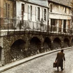 Vieil homme marchant dans une ruelle pavée