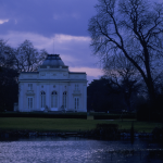 Bâtiment ancien au bord d'un lac au crépuscule