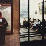 Femme attendant au guichet de gare