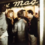 Rencontre de groupe devant un café