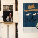 Femme Pensante Près D'une Affiche de la Rue