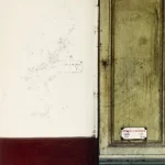 Vieille porte avec signalisation de bouche d'incendie