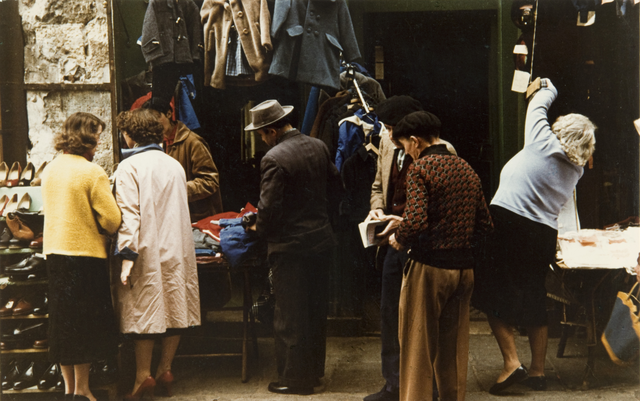 AKG831396.webp Marché Vintage Avec Habits et Chaussures – Image 1