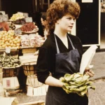 Marchande de légumes dans un marché en plein air