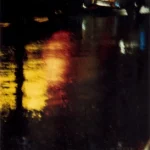 Soirée pluvieuse en ville avec reflets des lumières