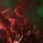 Célébration de Holi dans une foule colorée