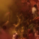 Fête des couleurs avec foule vibrante