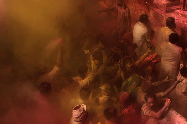 AKG831877.webp Fête des couleurs avec foule vibrante – Image 1