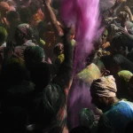 Célébration du festival Holi avec des jets de poudre colorée