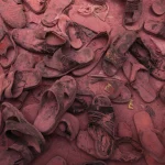 Tas de vieilles sandales poussiéreuses