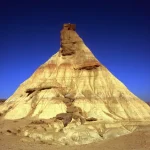 Formations rocheuses des Bardenas Reales sous un ciel bleu